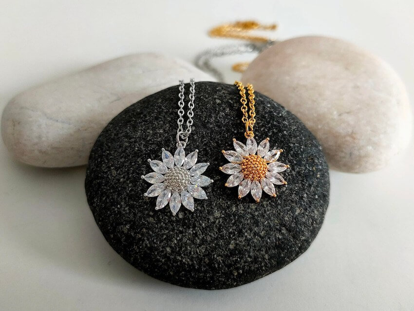 Blue Karma Handmade Jewellery Edinburgh, Pressed daisy Flower Resin Gift Necklace